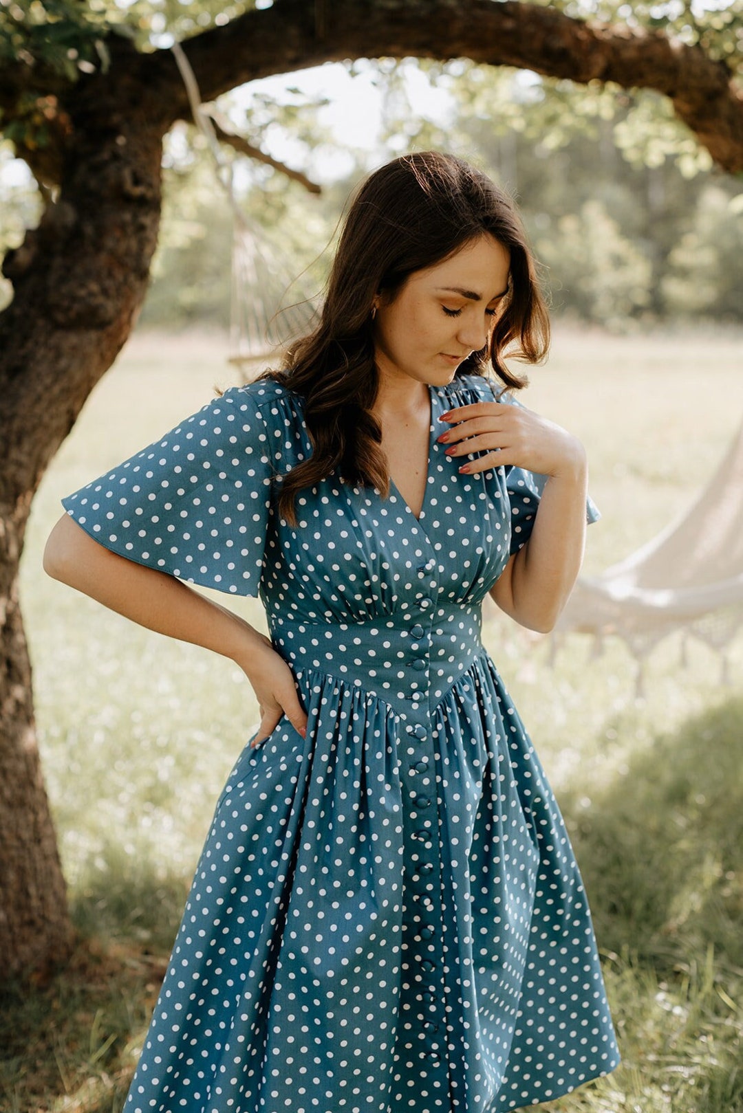 RITA GROSZKI, vestido azul con lunares blancos, manga corta, cierre con  botones, vestido de estilo retro, inspirado en la moda de los años 40. -   México