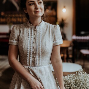 STELLA ramitas en beige, vestido de algodón con encaje, vestido con cuello alto, manga corta, vestido retro, inspirado en la moda de los años 40. imagen 2