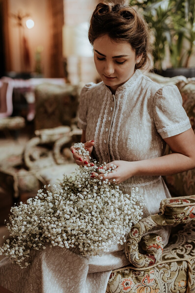 STELLA ramitas en beige, vestido de algodón con encaje, vestido con cuello alto, manga corta, vestido retro, inspirado en la moda de los años 40. imagen 6