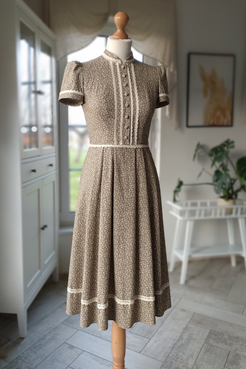 1940s Dresses | 40s Dress, Swing Dress, Tea Dresses     STELLA OLIVE FLOWERS cotton dress with lacedress with a stand-up collar short sleeves retro dress inspired by the fashion of the 40s.  AT vintagedancer.com