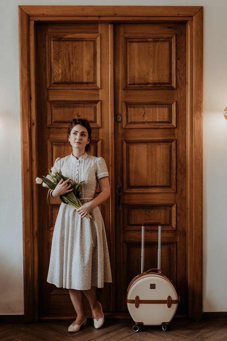 STELLA ramitas en beige, vestido de algodón con encaje, vestido con cuello alto, manga corta, vestido retro, inspirado en la moda de los años 40. imagen 3