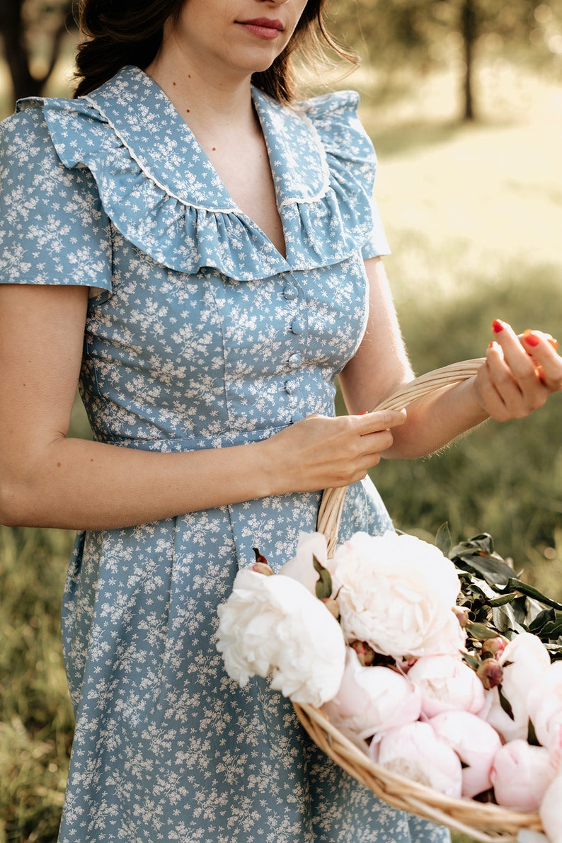 1940s Dresses | 40s Dress, Swing Dress, Tea Dresses     EMILI white meadow on bluecotton dress with a collarshort sleeves V-neckline retro dress with lace inspired by the fashion of the 40s.  AT vintagedancer.com