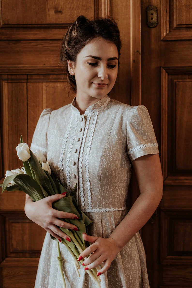 STELLA ramitas en beige, vestido de algodón con encaje, vestido con cuello alto, manga corta, vestido retro, inspirado en la moda de los años 40. imagen 4