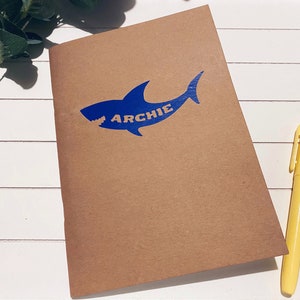 Cuaderno de dibujo infantil A5 / Bloc de notas personalizado / Material escolar / Regalo con nombre para niños / Cuaderno kraft liso / Excavadora de dinosaurios y tiburones