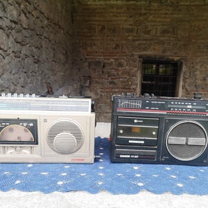 Zwei Vintage Radioempfänger, dekorative Vintage Radios, Radios für Teile