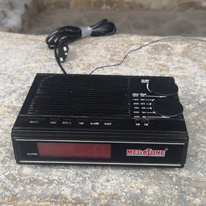 Vintage digitale radio wekker, tafel wekker Megatone, tafel 80&#39;s radio