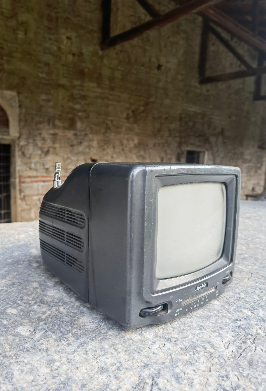 Supertech Model BTV 452 Vintage Mini TV, Portable Retro Black and White