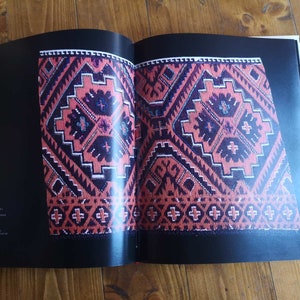 Buch &#39;Vom mazedonischen Schatz&#39; Fotos von ethnischen Kostümen und Stickmustern aus den ethnischen Kostümen aus Mazedonien