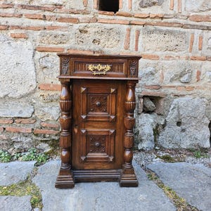Mobiletto francese con piedistallo, tavolino francese antico, design rinascimentale, comodino francese del XIX secolo