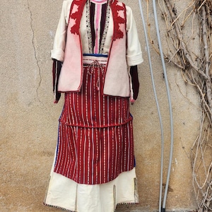 Antikes Folklorekostüm für Frauen aus der Region Dolni Polog, Dörfer in der Nähe von Tetovo
