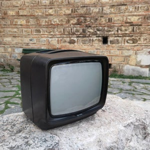Vintage late 1970&#39;s EI tv 3140, black and white screen television, Working