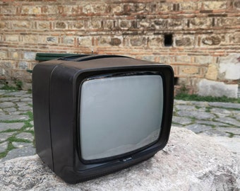 Vintage late 1970's EI tv 3140, black and white screen television, Working