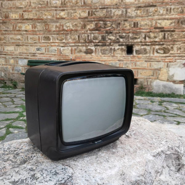 Vintage late 1970's EI tv 3140, black and white screen television, Working