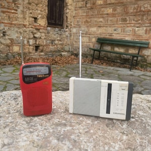 Zwei Kofferradio-Transistoren, Vintage 70er Jahre Radio-Transistoren, Grundig und First Transistoren
