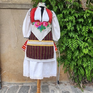 Folklorekostüm für Frauen aus den Dörfern von Skopska Blatija, Alltagskleidung ethnisches Kostüm