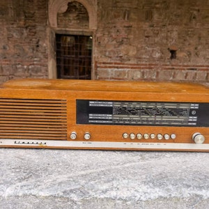 Radio vintage de madera Simoneta, radio de madera de trabajo hecha en Yugoslavia