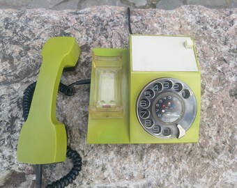 Iskra の赤い回転式電話、ビンテージの固定電話、1980 年代のダイヤル