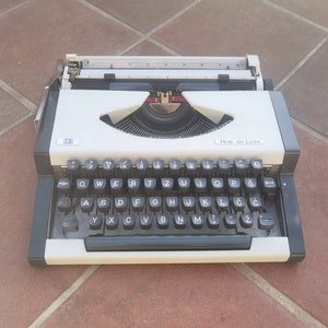 Unis TBM Deluxe portable vintage typewriter, office steel typewriter