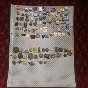Lot of 100 vintage pins, lot of 1960&#39;s-1980&#39;s commercial metal pins