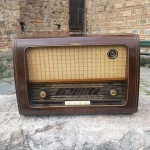 1950&#39;s vintage wooden radio, working 1950&#39;s Orion wooden radio