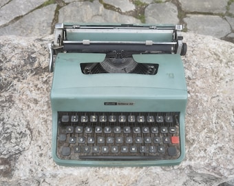 Olivetti Lettera 32 portable typewriter with case, rare Macedonian Cyrillic font vintage typewriter