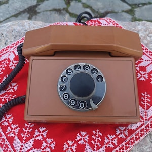 Vintage rotary phone, vintage brown desk phone from the 1990&#39;s