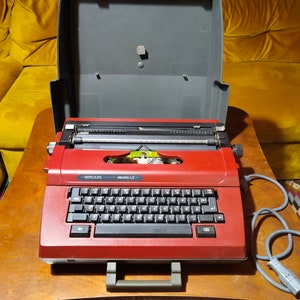 Hercules electrical LC typewriter, vintage 1990&#39;s electrical typewriter with case