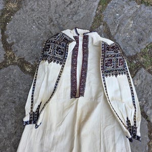 Handbesticktes primitives Mädchenkleid, Folklorekleid aus Dörfern unter Suva Gora
