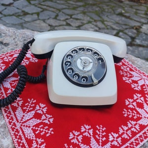 Vintage white rotary phone, vintage 1980&#39; desk phone, retro cord phone