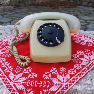 Vintage bakelite rotary phone, well kept vintage bakelite phone