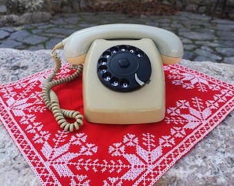 Vintage bakelite rotary phone, well kept vintage bakelite phone