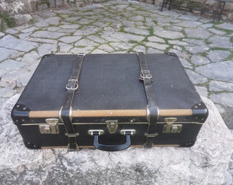 Holzkoffer im alten Stil, Retro-Gepäck der 1950er Jahre, Retro-Dekor-Koffer