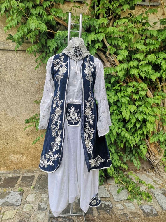 Ethnic Islamic vintage costume, a girl ethnic cost