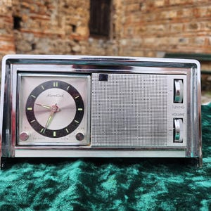 Vintage wekkerradiotransistor made in Japan, draagbare wekkerradio uit de jaren 70