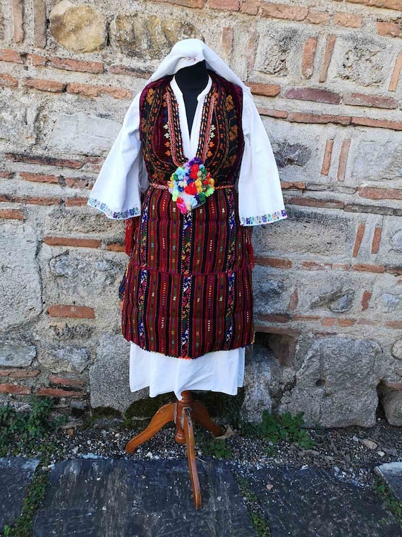 Ethnic women's antique costume, Struski Drimkol re