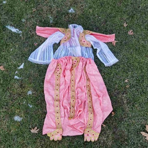 Handgemachte Mädchen ethnische Tracht der mazedonischen islamischen Ethnischen Gruppe im osmanischen Stil