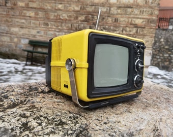 Vintage Mini Car Tv/ Portable Tv/ Small Tv/ Supertech Tv/ Black And White Tv/  Plastic Tv/ Retro Tv/ Camping Tv/ Mini Tv/ Malaisie/ années 90 -  France