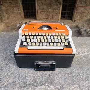 Unis TBM Deluxe typewriter, vintage manual orange typewriter, Macedonian Cyrillic font