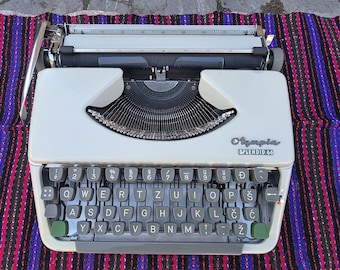 Olympia Splendid 66 typewriter, English Alphabet (QWERT), 60s manual office typewriter