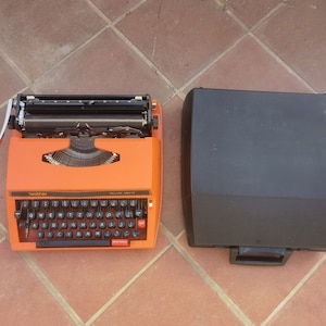 Brother deluxe 650 TR orange typewriter, working manual portable typewriter