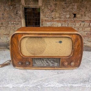 Wooden radio Deso 504, vintage Switzerland wooden radio Deso 504
