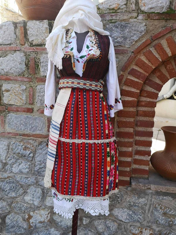 Traditional ethnic antique costume, women's costum