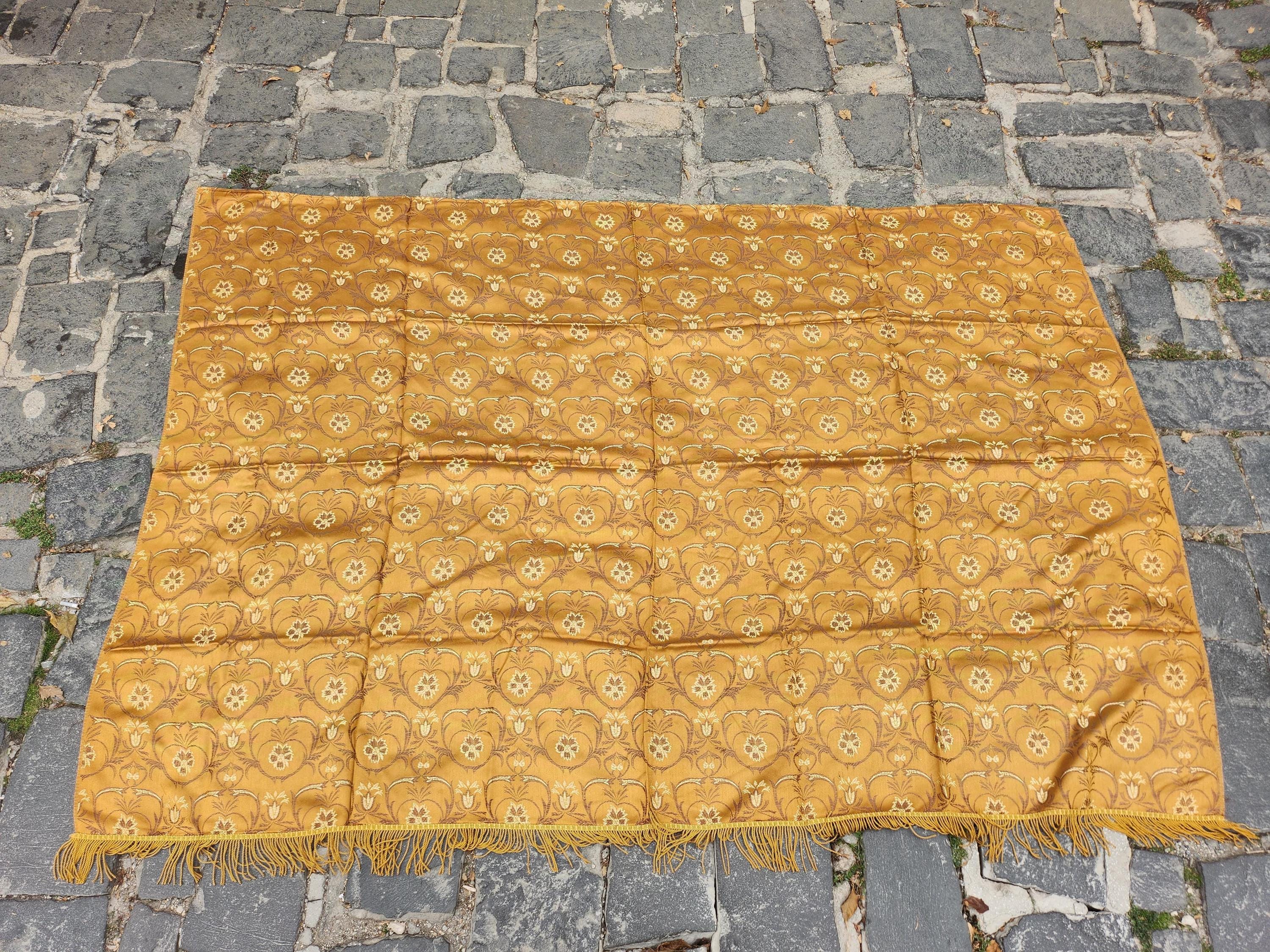 Grand Couvre-lit Ancien En Soie Et Satin Doré, 205x175 Cm – Déco Chic