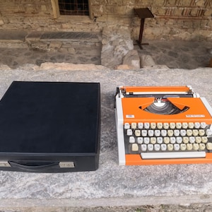 Unis orange portable typewriter, manual Unis typewriter rare model tbm Deluxe t, Cyrillic Alphabet