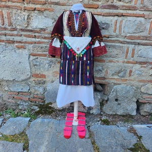 Ethno-Kostüm für Frauen, seltene Ohridsko-Ethno-Kostüme mit hervorragendem Kleid und Kopftuch