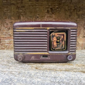 Vintage bakelite radio, 1958 Pioner bakelite radio receiver