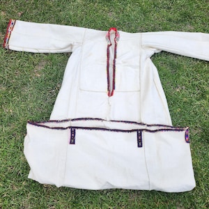 Ethnokleid der primitiven Frau, handgewebtes und handgesticktes Kleid, Teil der Volkstracht der Frau aus der Region Poreche