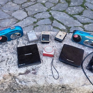 Lote de 4 transistores de radio, 2 radios, 1 reproductor de CD portátil, 1 grabadora de DVD y dispositivo de código Morse