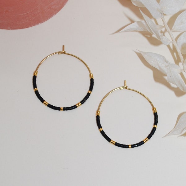 Créoles minimalistes noires et dorées en acier inoxydable et perles japonaises pour femme