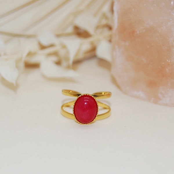 Bague large dorée à l'or fin avec sa pierre en agate rose fuchsia, Bague rose fuchsia pour femme